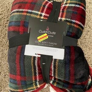 Cuddl Duds Cozy Soft Throw in Red and Black